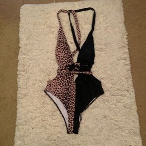 Color block women’s one piece swimsuit black and leopard print strappy L NWOT